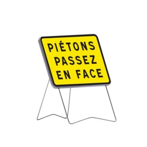 Panneau rectangulaire métalliques sur pieds "piétons passez en face"