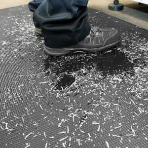 Tapis anti-fatigue atelier de découpe – Poste debout professionnel